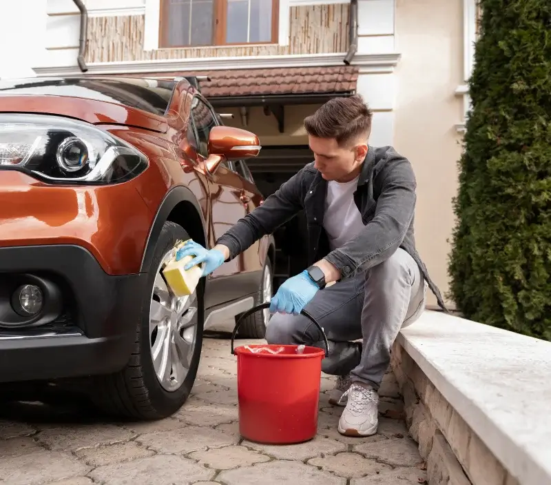 Lavage auto à domicile Soulignonne : professionnel intervenant sur un véhicule